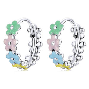 Pendientes de aro con flores coloridas para mujer, aleación de zinc, accesorios de joyería de moda, pendientes pequeños llamativos - Product Image 1