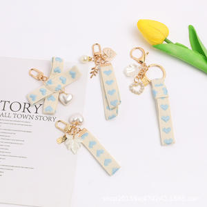 Porte-clés 3D en métal pour décoration de sac, pendentif créatif en forme de coeur pêche fraîche, accessoires avec nœud papillon - Product Image 1