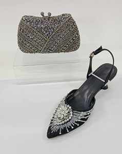 Sandales à talon souple et léger 2025 pour femme, style sac, à bout pointu et ornements en cristal en forme de goutte d'eau - Product Image 5