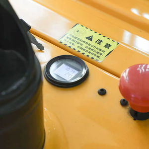 מלגזה חשמלית בעלת כושר הרמה של 2.5 טון, מסוג עמידה, להרמת משטחים, רכב קטן להרמת סחורות באמצעות מערכת הידראולית. - Product Image 3