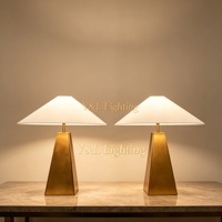 Lampe de table LED pyramidale en laiton vieilli moderne, base E26, abat-jour trapézoïdal géométrique en métal massif, idéale pour chambre, hôtel, villa