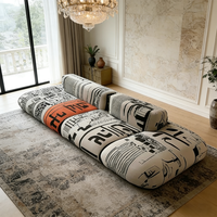 Canapé modulaire moderne style graffiti : imprimé noir et blanc avec accent orange pour salon contemporain