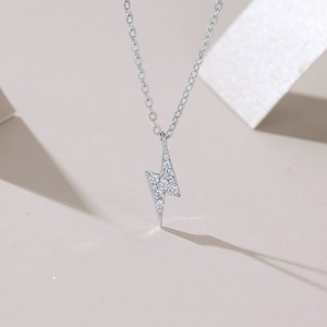 Collier pendentif éclair en moissanite en argent sterling 925 minimaliste, testé au diamant, pour un usage quotidien décontracté - Product Image 6