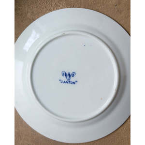 Servizio da tè in porcellana inglese con decorazioni floreali blu, include 4 tazze, 4 piattini, 4 piattini per biscotti e 1 piatto per torta. - Product Image 5