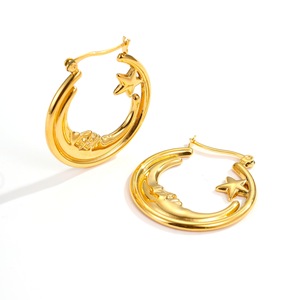 Boucles d'oreilles créoles lune et étoile en or Boucles d'oreilles design céleste Accessoire de mode idéal pour cadeau femme - Product Image 1