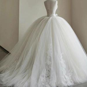Robe de mariée bustier légère pour nouvelle mariée, en tissu principal élégant, style rétro, texture raffinée, coupe féerique avec petite traîne, pour événements mondains - Product Image 4