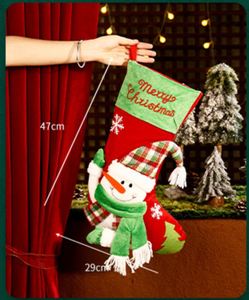 Chaussettes de Noël décoratives en peluche de dessin animé, patchwork exquis avec Père Noël 3D, bonhomme de neige, renne et chapeau rayé - Product Image 6