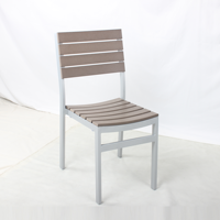 Chaise de jardin d'extérieur commerciale en alliage d'aluminium avec cadre en bois imitation, empilable et sans accoudoirs