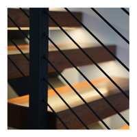 Escalier modulaire moderne sur mesure en acier et bois, à monopoutre, durable, avec marches droites, installation flottante, garde-corps en verre pour villa, hôtel, hall
