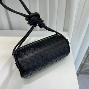 Nouveaux produits en stock : Sac bandoulière cylindrique en cuir de <span class=keywords><strong>vachette</strong></span> pleine fleur de couleur unie pour femme, vente en gros usine - Product Image 4