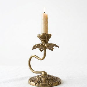 Candelabro de Latón Hecho a Mano con Acabado Antiguo, Diseño Moderno y Abstracto con Base Curva, Decoración de Lujo para el Hogar - Product Image 1