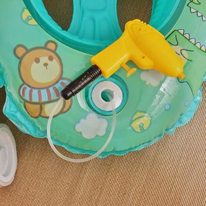 Anillo de natación inflable con pistola de agua para niños, diseño de dibujos animados para jugar en la piscina o parque acuático, PVC engrosado de 0.18 mm - Product Image 4