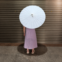 Parapluie artisanal chinois en papier et bambou, parapluie traditionnel chinois en papier huilé, parapluie en papier fait main
