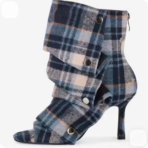 Nouvelles sandales chaussettes à talons hauts style euro-américain 2026, à bout ouvert, en microfibre colorée avec bord festonné tendance - Product Image 5