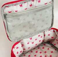 Trousse de Maquillage Matelassée en Velours Rouge Brodé avec Fermeture Éclair et Poignée Nœud Papillon, Grande Capacité, Sac de Rangement de Voyage pour Cosmétiques