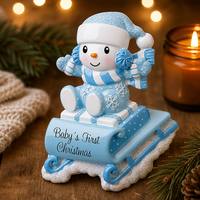 Baby Schneemann Schlitten Weihnachtsanhänger aus Harz mit Ohrenschützern, Schal, Strickmütze, sitzendem Läufer, Kinderzimmer, Pastell, Hohe Qualität