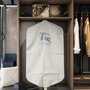 Housse de costume en nylon de luxe haut de gamme personnalisée sac à vêtements pliable et suspendu avec logo personnalisé housse de vêtement haut de gamme - Product Image 4
