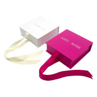 Coffret cadeau de bijoux en carton rose personnalisé avec logo Bijoux de luxe en forme de livre blanc mat avec poignées en ruban