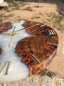 Horloge murale élégante en résine et en bois avec des détails faits à la main, une finition durable et un design artistique contemporain - Product Image 4
