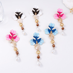 قلادة تشوكر مجوهرات مصنوعة يدويًا من سبيكة مطلية بالذهب، بتصميم بوهيمي زفافي، مزينة بزهور راتنجية مطلية بالزيت وخرز لؤلؤي مسطح، مع شراشيب طويلة وقلادة متدلية - Product Image 5