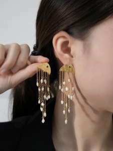 ต่างหูขอบไข่มุกธรรมชาติรูปแมงกะพรุนทำจากทองเหลืองชุบทองแท้24K สุดหรู - Product Image 2