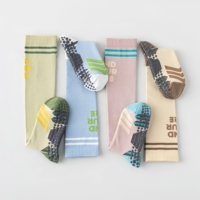 Chaussettes de sport personnalisées aux genoux pour femmes, à pois en coton, en silicone, avec poignée antidérapante, absorbant la sueur, taille jeune, fond avec logo pour le yoga et le pilates