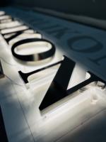 Enseigne murale en lettres 3D en acier inoxydable doré poli sur mesure avec halo rétroéclairé par LED pour hôtel, commerce de détail, entreprise