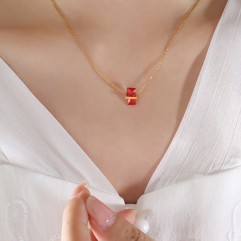 Collier zircon rouge juillet