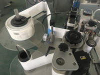 Machine d'étiquetage automatique verticale pour bouteilles |   Applicateur d'étiquettes rondes haute précision pour contenants en plastique et en verre