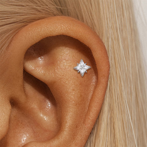 Pendiente de cartílago de plata de ley 925 con trébol de cuatro hojas y moissanita, parte trasera plana, joyería sencilla - Product Image 5