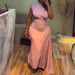 Robe asymétrique élégante à col asymétrique, volants et clous, taille ajustée, longueur irrégulière, nouvelle collection été 2026 pour femme - Product Image 1