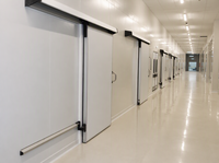 Chambre froide commerciale sur mesure avec panneaux sandwich PU à isolation thermique hermétique, porte coulissante manuelle pour chambre froide