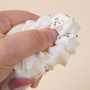 Aimant de réfrigérateur en PU en forme de crème glacée simulée, décoration de vitrine pour salon de thé, jouet anti-stress à haute résilience à presser - Product Image 4