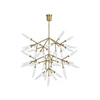 Lustre Cano Lighting Gold Starburst, feuilles en verre blanc givré sur bras métalliques fins, lumière de plafond pour la maison au éclat chaleureux