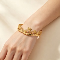 Brazalete Abierto de Acero Inoxidable Chapado en Oro PVD de 18K, Brazalete Hueco con Diseño de Playa, Palmera, Estrella de Mar, Concha, Caballito de Mar y Delfín