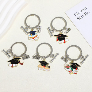 Porte-clés en métal de remise de diplôme avec capuchon émaillé et breloque diplôme, Porte-clés de la promotion 2026 pour étudiants et cadeaux de remise de diplôme - Product Image 2