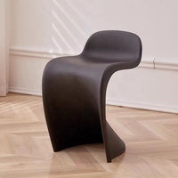 Chaise de salle à manger empilable en plastique sans accoudoirs, design moderne en forme de S, pour salon