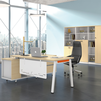 Style design moderne dans une variété de couleurs disponibles avec pieds en acier à tube trapézoïdal pour tables de conférence