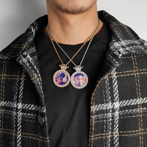 Collier pendentif photo ovale en argent sterling plaqué or, personnalisé avec gravure de couronne, bijoux de haute qualité - Product Image 2