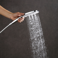 Robinet de douche à effet pluie à poignée unique Équipements de salle de bain muraux pour eau froide et chaude Noyau de valve en céramique polie Design unique