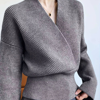 Pull-over en maille côtelée verticale élégant pour femme, coupe ajustée, col en V, taille cintrée, manches évasées, idéal pour les trajets quotidiens