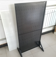 Présentoir mobile à roulettes double face en métal perforé pour quincaillerie, supermarché, magasin de détail, outils, snacks, chaussettes et pièces détachées