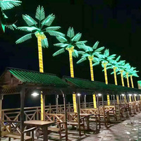 Weihnachts-Halloween-Landschaft dekorative Beleuchtung Warm weißes LED-Licht Straßen park im Freien mit Palmen-und Kokosnuss bäumen