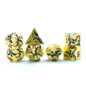 Juego de Dados de Metal Dorado con Logotipo Personalizado, 7 Piezas, Juego de Dados con Dragón Negro y Números Rojos para Juegos de Rol, Eventos Promocionales, Regalo Corporativo - Product Image 1