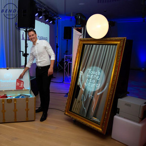 Cabina de Fotos con Espejo Mágico para Bodas y Eventos, Pantalla Táctil de 65 <span class=keywords><strong>Pulgadas</strong></span>, Marco con Luz LED y Ventilador de Refrigeración - Product Image 3