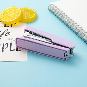 Venta caliente <span class=keywords><strong>precio</strong></span> <span class=keywords><strong>de</strong></span> fábrica <span class=keywords><strong>mano</strong></span> fácil conveniente tamaño <span class=keywords><strong>de</strong></span> bolsillo No 10 grapadora para niños papelería escolar grapadora <span class=keywords><strong>de</strong></span> plástico - Product Image 3