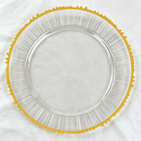 Assiette de Présentation en Plastique Dorée Effet Soleil Plissé et Bord Dentelé de 13 Pouces pour Événements et Réceptions (OEM/ODM)