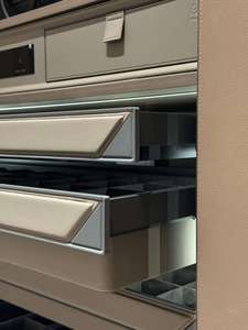 Armoire sur mesure intégrée avec tiroirs à accessoires et éclairage LED, rangement divisé - Product Image 4
