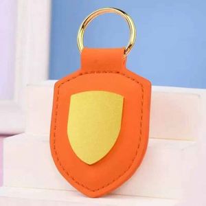 Porte-clés en cuir en forme de bouclier en gros avec logos personnalisables et porte-clés en métal pour cadeaux promotionnels - Product Image 6