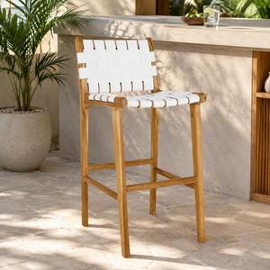 Tabouret de bar moderne en teck pour extérieur avec assise et dossier en similicuir blanc tressé, design contemporain pour terrasse ou jardin - Product Image 1